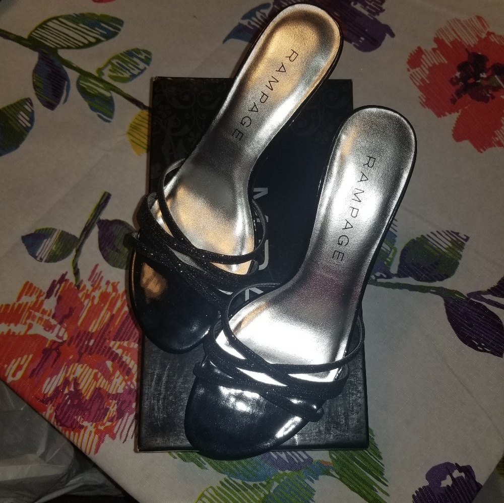 NEW Rampage Frankie 9 Black Slip Ons with Heel - Picture 1 of 6